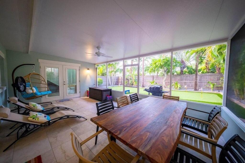 House W/putting Green/game Rm/rooftop Deck *